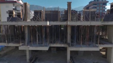 Çalışanların ve vinçlerin inşa ettiği hareketli bir inşaat alanı..