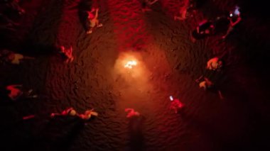 Geceleri insanların dans ettiği, rahatladığı ve akşamın tadını çıkardığı büyük bir şenlik ateşi partisi..