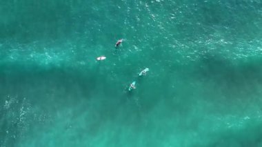 Okyanusta kürek çekme ve ıssız bir kumsalda kamp yapma ile büyük bir deniz yolculuğu..