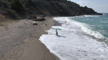 Maceracılar denizi aşar ve yıldızların altında bir gece için vahşi bir plajda kamp kurarlar..