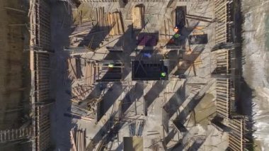 Bir inşaat ekibi yeni bir proje üzerinde sıkı çalışıyor, temeller atıyor ve yapıyı inşa ediyor.