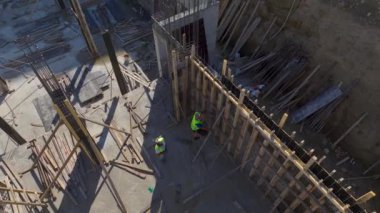 Bir inşaat ekibi yeni projeleri için ağır ekipman kullanıyor..