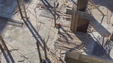 Bir inşaat ekibi ağır makinelerle yeni bir proje inşa etmek için çok çalışıyor..