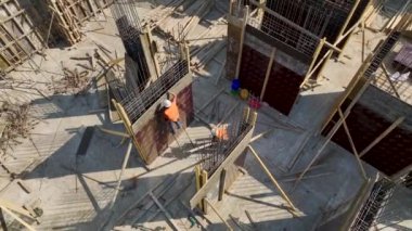 İşçiler inşaat alanında gözle görülür ilerleme kaydeden yeni bir proje inşa ediyorlar.