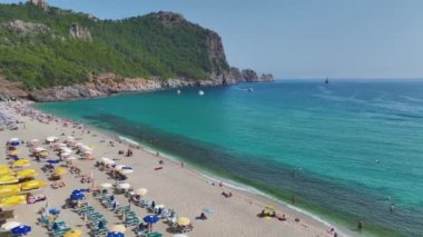 Su aktiviteleri ve eğlenceli oyunlarla dolu canlı bir Akdeniz sahili..