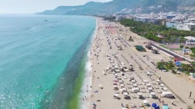 İnsanların su oyunları oynadığı ve Akdeniz 'de eğlendiği temiz, beyaz bir sahil..