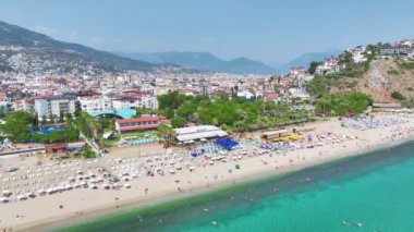 Herkes için bol bol su sporları ve eğlenceli aktiviteleri olan canlı beyaz bir Akdeniz sahili..