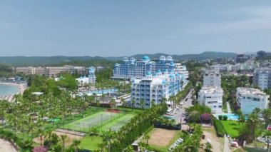 Akdeniz kıyısında güzel, lüks bir otel, çarpıcı manzaralar ve ayrıcalıklar sunuyor..
