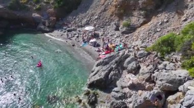 Paddleboardcular, Akdeniz 'de kristal gibi berrak bir gölü keşfediyor, doğal güzelliğin tadını çıkarıyorlar..