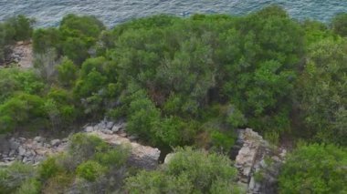 Paddleboardcular el değmemiş bir Akdeniz gölünde süzülüp durgun suyun tadını çıkarıyorlar..