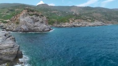 Güzel bir Akdeniz lagününün berrak sularında rahatlatıcı bir sörf gezisi..