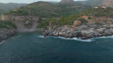 Güzel bir Akdeniz gölünde kürek çekmek, dingin doğanın ve berrak suların tadını çıkarmak..