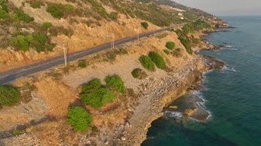 Motorsikletler güzel Akdeniz kıyı şeridi boyunca yarışıyor, deniz manzarası nefes kesici..