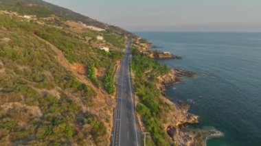 Motorsikletler güzel Akdeniz kıyısı boyunca yarışır, parlayan denizin manzaralı manzarası.