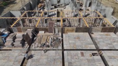 Çalışanlar ve ağır ekipmanların oluşturulduğu ve projenin ilerletildiği aktif bir inşaat sahası.