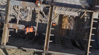 Makine ve işçilerin yeni bir yapının temelini attığı dinamik bir inşaat sahası..