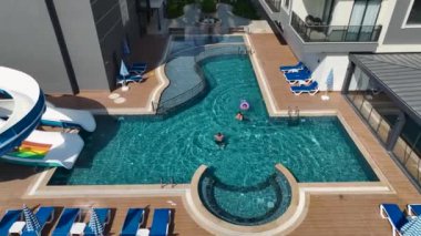 Havuzu olan lüks bir konut kompleksi. Huzurlu ve manzaralı bir ortamda modern yaşam sunuyor..