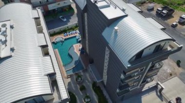 Havuzu olan çarpıcı bir konut kompleksi. Huzurlu ve manzaralı bir yaşam tarzı isteyenler için ideal..