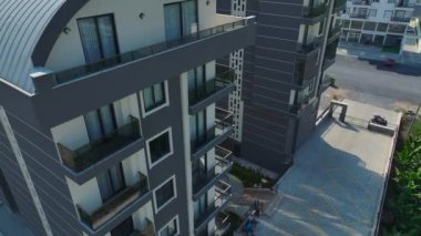 Rahatlamak için huzurlu ve manzaralı bir ortam sağlayan havuzu olan modern bir yerleşim yeri..