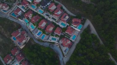 Havuzu olan modern bir yerleşim yeri. Rahatlamak ve manzaranın tadını çıkarmak için ideal..