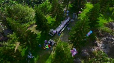 Yeşil bir bahçede güzel bir piknik, arkadaşlarla yemek, kahkaha ve mutlu anlar..