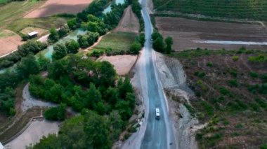 İnsanlar yeşil kanyondan geçirilen manzaralı bir yolculuktan zevk alıyorlar. En nefes kesici ve huzurlu yerlere ulaşıyorlar..