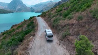 Yeşil kanyondan manzaralı bir transferle insanlar en nefes kesici yerlerine getiriliyor..