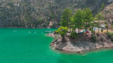 Kanyonda huzurlu bir yüzme tahtası gezisi, insanların rahatladığı ve yaz atmosferini emdiği bir gezi..