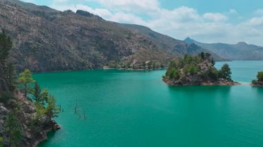 İnsanlar yeşil kanyonda kürek çekerek güneşleniyorlar ve güzel günün tadını çıkarıyorlar..