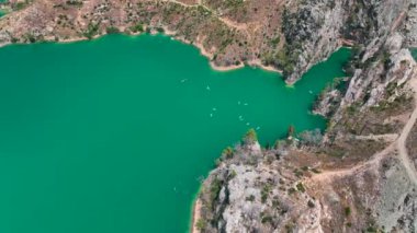 İnsanların güzel hava ve manzaranın tadını çıkardığı, kanyonda dinlendirici bir sörf gezisi..
