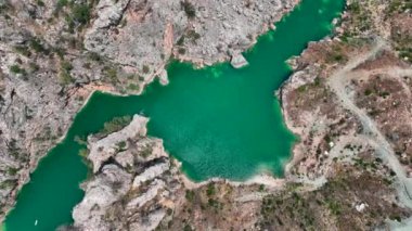 İnsanların ılık yaz güneşinin tadını çıkardıkları yeşil kanyonda huzurlu bir kürek çekme gezisi..