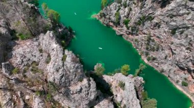 Kanyonda huzurlu bir kürek çekme gezisi, insanların dinlendiği ve yaz sıcağının tadını çıkardığı..