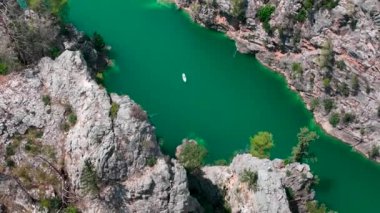İnsanların güneşin ve doğal güzelliğin tadını çıkardığı kanyonda rahatlatıcı bir kürek çekme yolculuğu..
