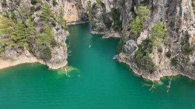 İnsanlar yeşil kanyonda yüzmeyi ve güzel yaz gününün tadını çıkarmayı severler..