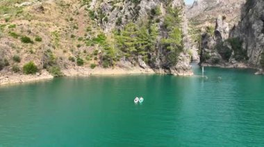 İnsanlar yeşil kanyonda yüzmeyi ve yaz güneşinin altında dinlenmeyi severler..