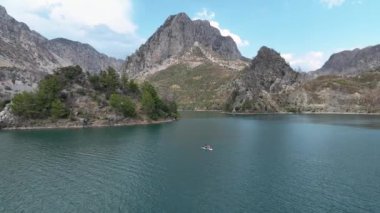 İnsanlar yeşil kanyonda yüzerken ve yaz güneşinin tadını çıkarırken huzurlu bir kürek çekme gezisi..