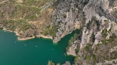 İnsanlar yeşil kanyonda yüzerken ve dinlenirken eğlenceli bir yaz macerası..