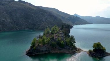 Yeşil kanyonda insanların yüzdüğü ve yazın tadını çıkardığı güzel bir kürek çekme gezisi..