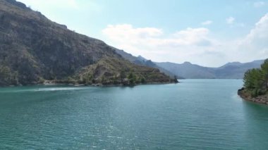 Kürekçiler yeşil kanyonu keşfeder, suda dinlenir ve huzurlu yaz atmosferinin tadını çıkarırlar..