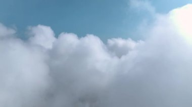 Dağlar yoğun bulutlarla örtülmüş, altlarında da gizli bir orman vardır..