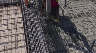 İşçilerin yeni bir yüksek binalar inşa ettikleri yoğun bir inşaat alanı..