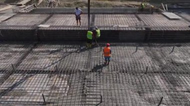 İşçiler yeni bir konut inşaatı yaparken inşaat sahası tamamen faaliyete geçti..