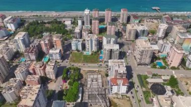 İşçiler büyük bir inşaat sahasına yeni bir konut kulesi inşa etmek için çok çalışıyorlar..