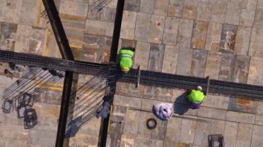 İnşaat işçileri yüksek binalar inşa etmek için çok çalışıyorlar..