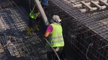 İşçiler, odaklanmış ve adanmış bir konut kulesi inşa etmek için çok çalışıyorlar..