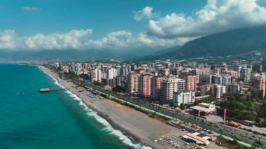 Huzurlu bir Akdeniz kıyısı, güneş batarken turuncu alevlerle yıkanır..