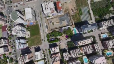 Rahatlatıcı titreşimler inşaat kaosuyla karşılaşıyor.