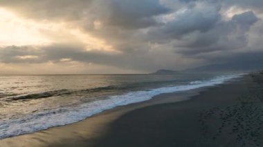 Çarpıcı bir sahil inzivası.