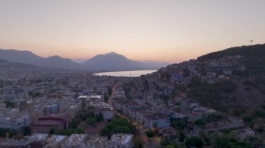 Dikey Video: Altın gün doğumu Alanya 'nın şehrini ve kıyılarını aydınlatıyor.