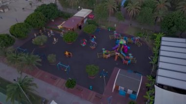 Dikey Video: Gün doğumunda yumuşak parlayan ışıkla sakin bir oyun alanı.